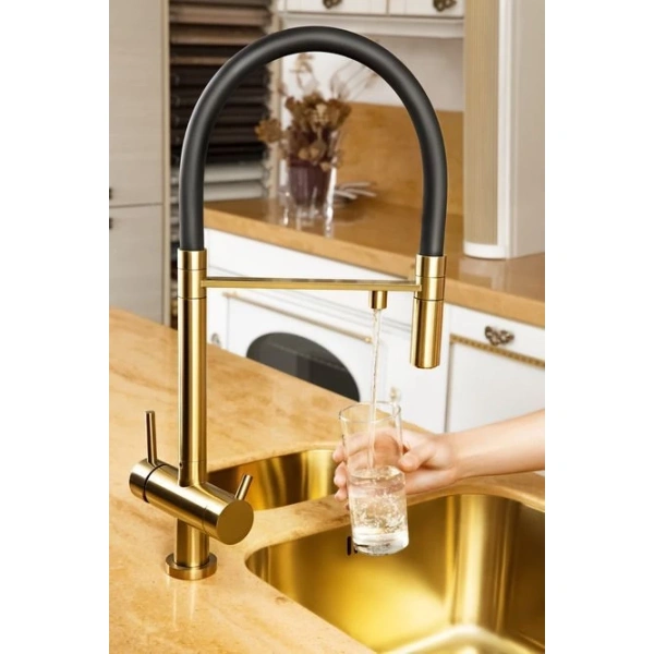 смеситель omoikiri kanto-pvd-lg 4994014 для кухни с подключением к фильтру, с гибким изливом, цвет светлое золото / черный