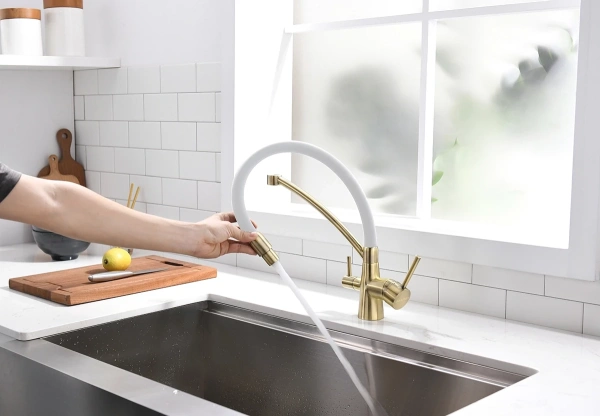 смеситель paulmark siegen si213111-brw для кухни, с подключением к фильтру, цвет бронза \ белый