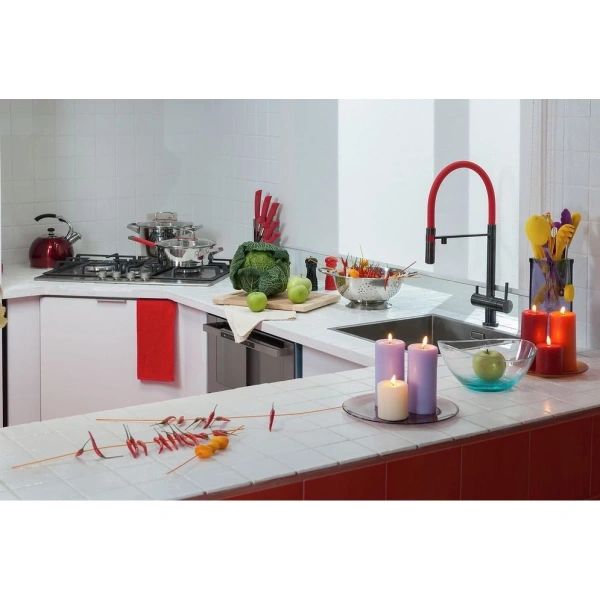 смеситель omoikiri kanto-pvd-gm 4994013 для кухни с подключением к фильтру, с гибким изливом, цвет вороненая сталь / красный